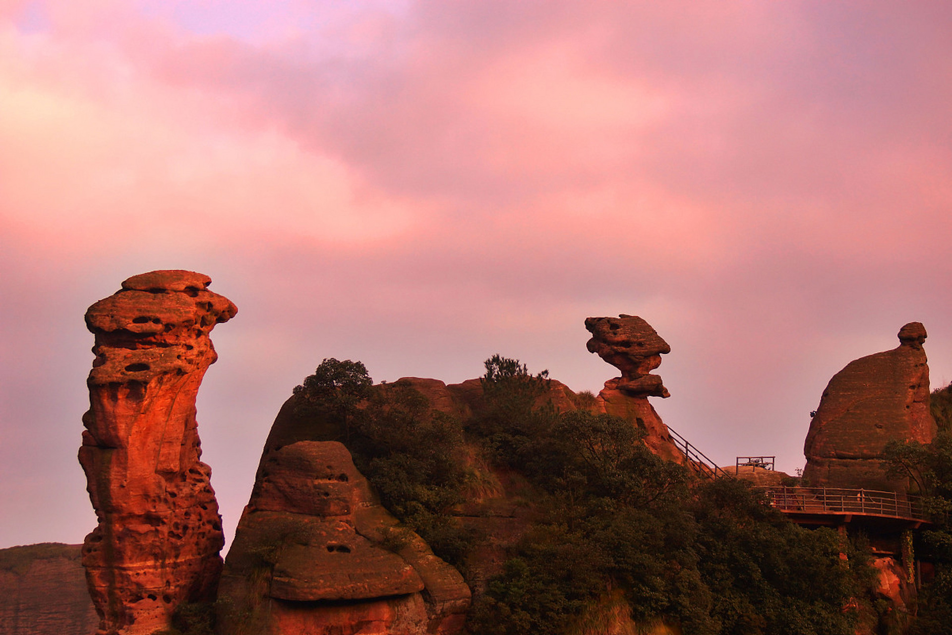 探寻江西绿意,来到位于弋阳县的龟峰风景名胜区.