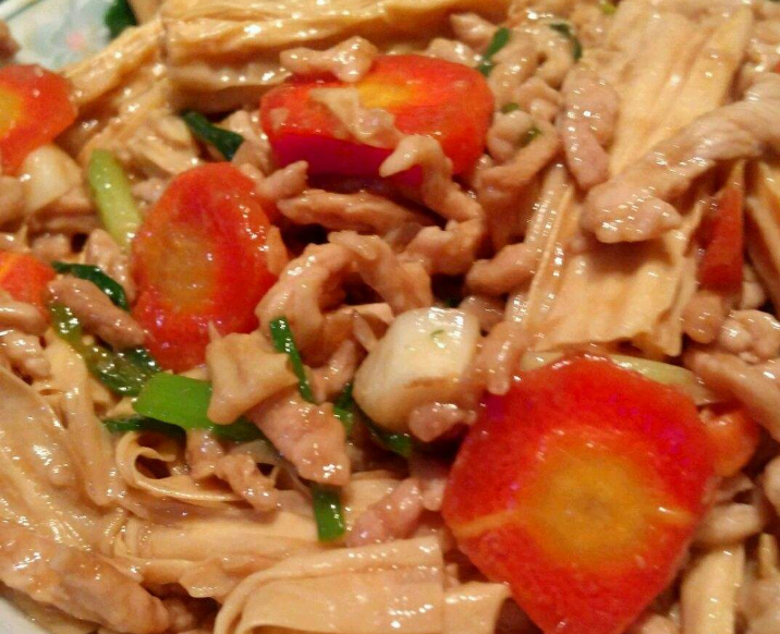 教你做营养美味的红萝卜腐竹炒肉,方法很简单,最适合小孩子食用