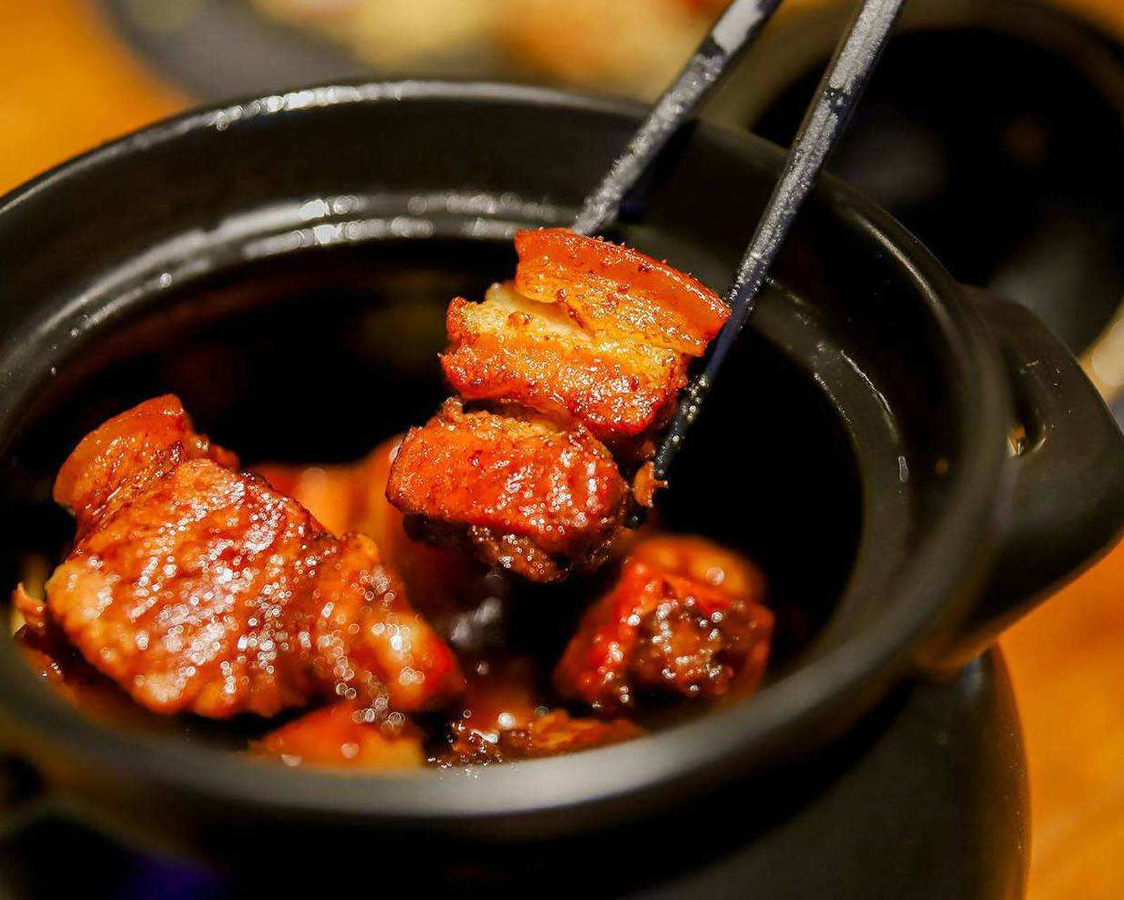 打卡济南夜市#济南夜市美食——瓦罐肉,瓦罐肉实际上是用罐包装的第 