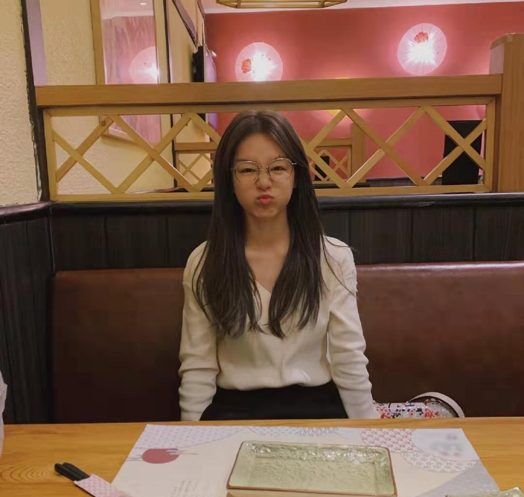 胖妹徐梦洁成全团最瘦,戴眼镜脸只有巴掌大,看她吃饭就知道原因