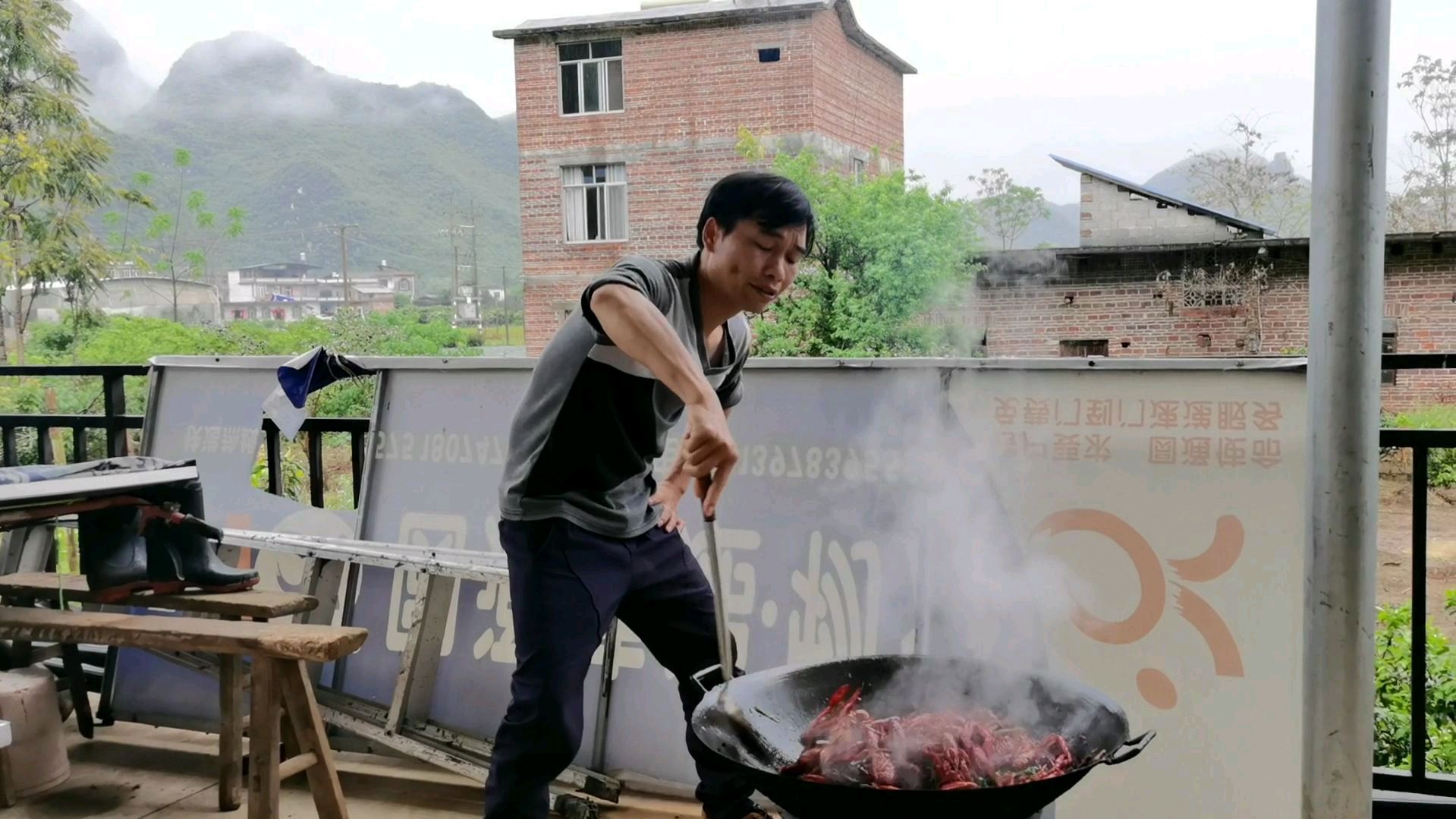 炮哥带女友吃大餐,兄弟招待煮皮皮虾螃蟹,满满两大桌,开心