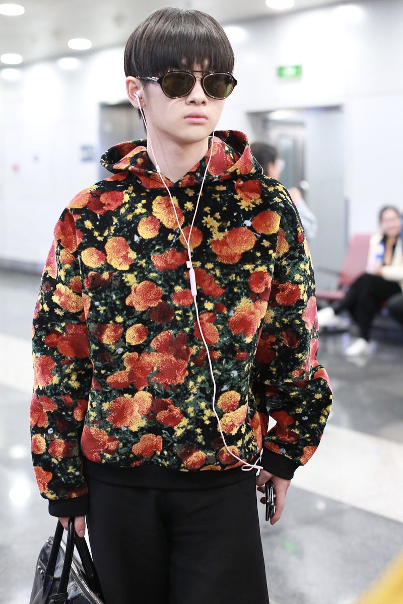 周震南街拍:摇粒绒花朵帽衫阔腿裤帅气酷范儿