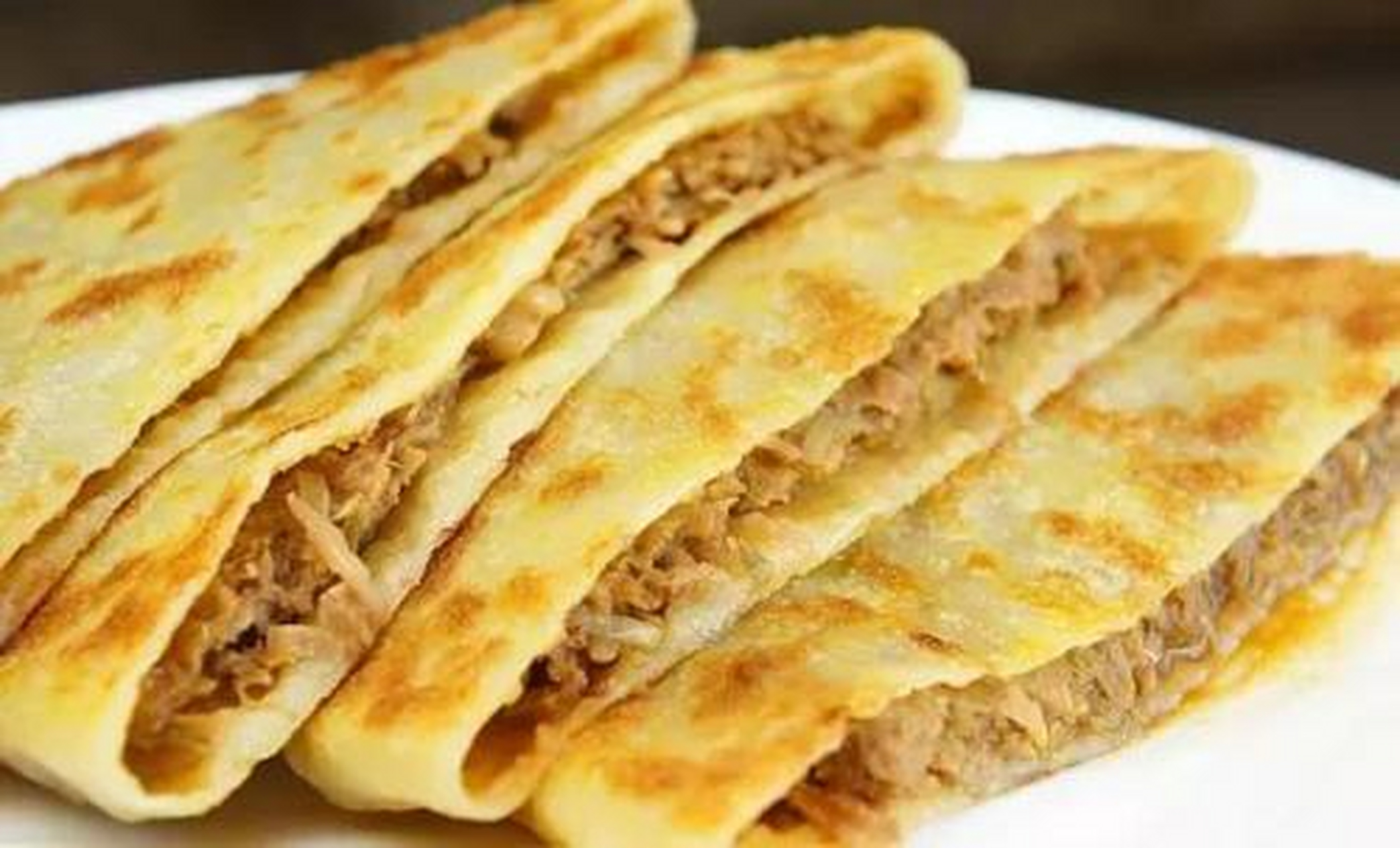 蒙族馅饼,是阜新地区蒙古族的一种风味面食,据今已有三百多年的历史.