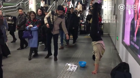 张尚武再次在地铁卖艺引热议,网友:没偷没抢,凭手艺吃饭不丢人