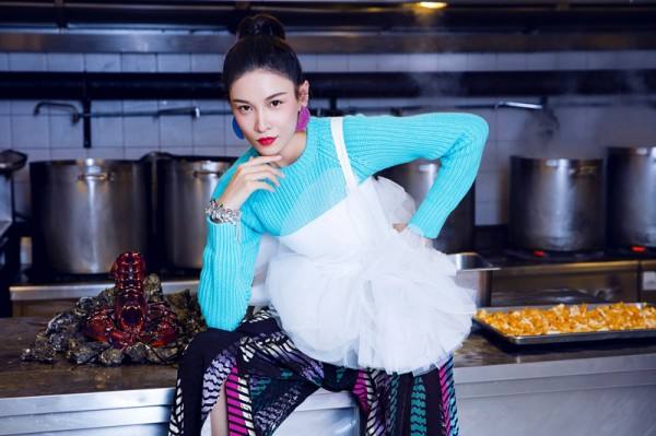 "龙女郎"张蓝心与电影导演许宏宇恋爱,一起牵手遛狗尽显甜蜜