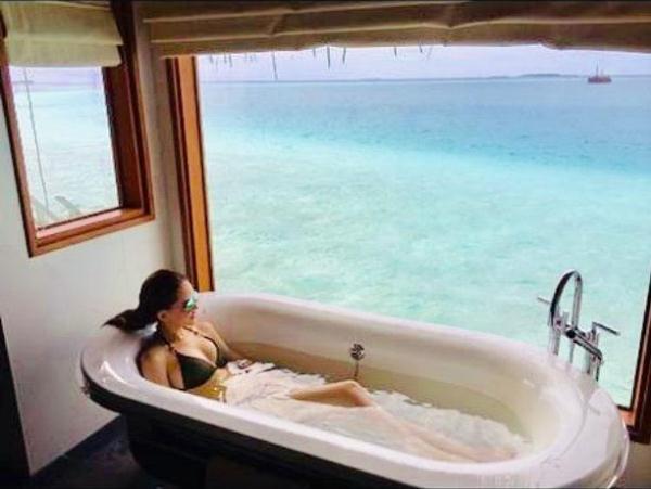 昆凌晒沐浴照周杰伦不吃醋反点赞,天王嫂罕见泳装出镜身材超养眼