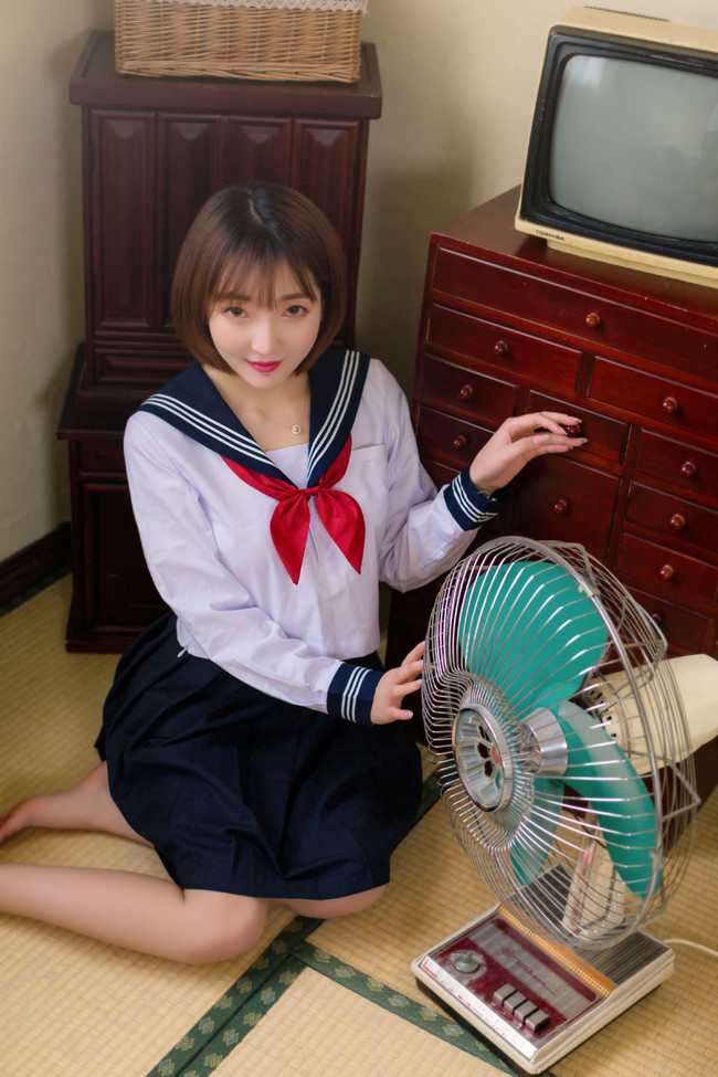 漂亮的短发小姐姐,一身洁白的水手服更加分!