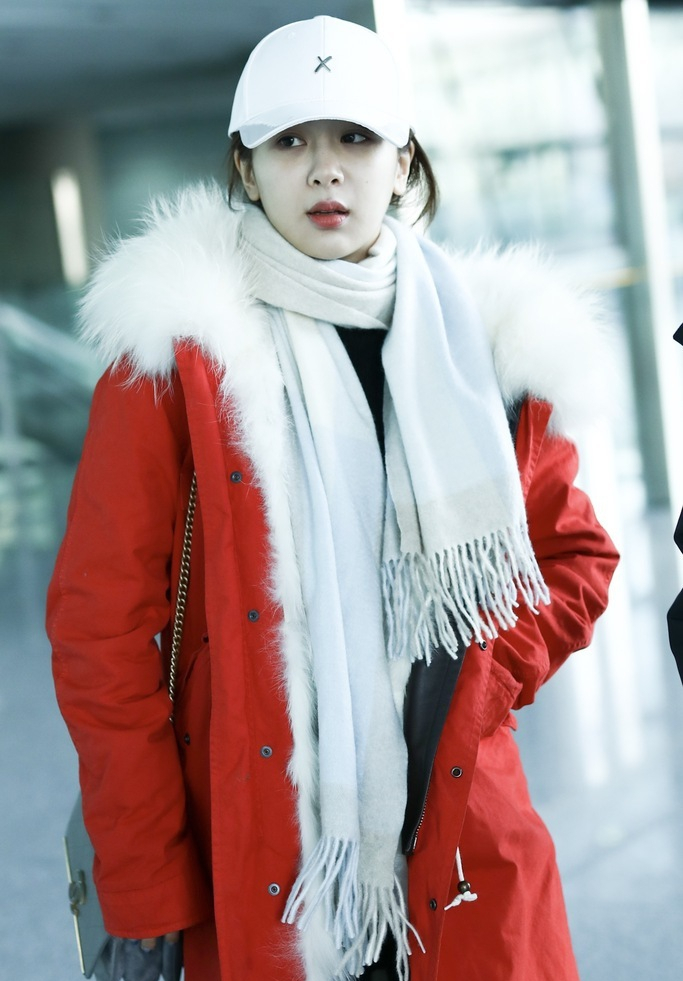 杨紫现身机场,身穿红色大衣显喜庆