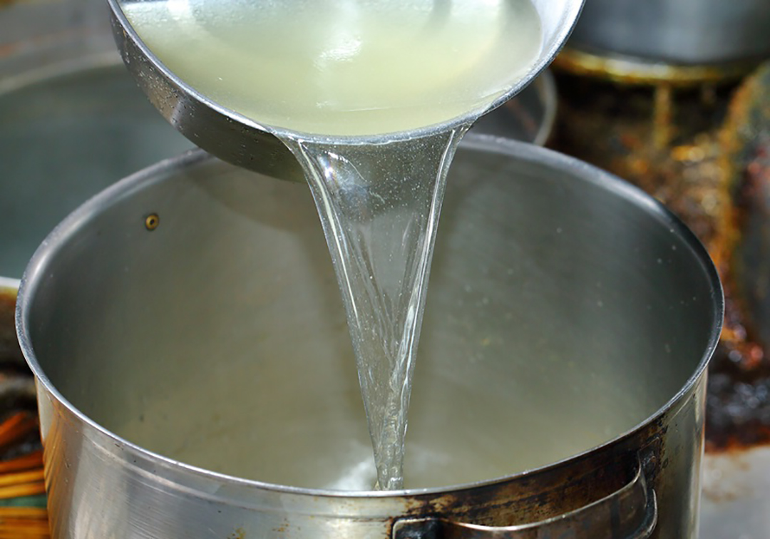 料理的美味基底:简单4步骤熬煮出清澈的"大骨高汤"!