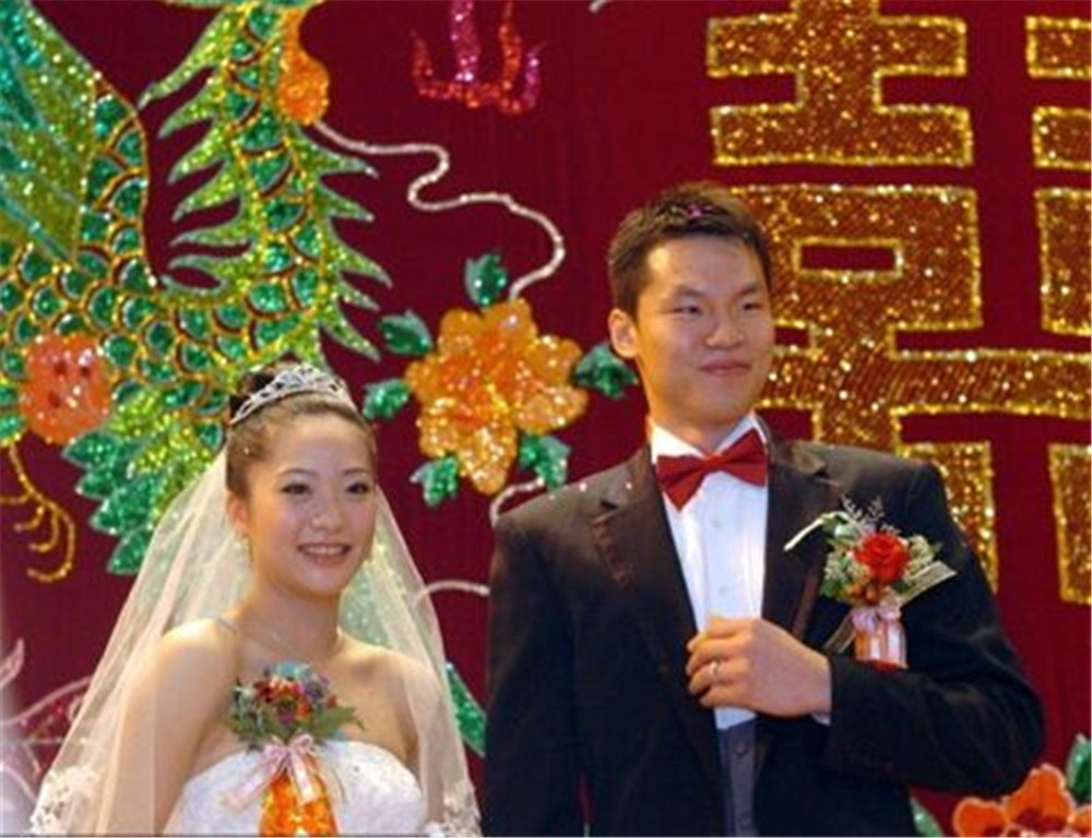 离婚5年!朱芳雨早已再婚生子,他的前妻胡美现在生活怎么样?