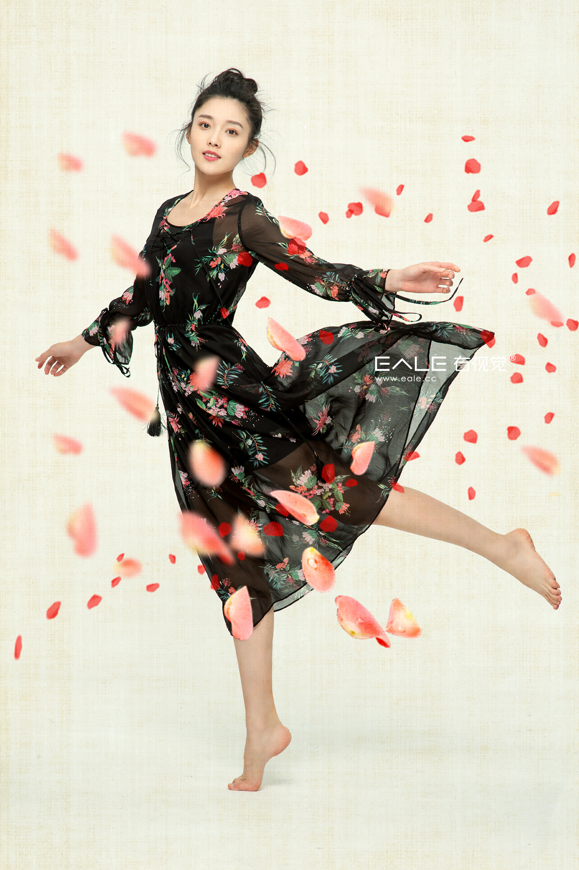 黯然回首花尽处 一抹清香红颜来