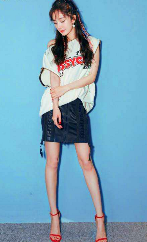 女星腿又白又直?热巴从垫子上起身的那一刻,暴露了整个娱乐圈