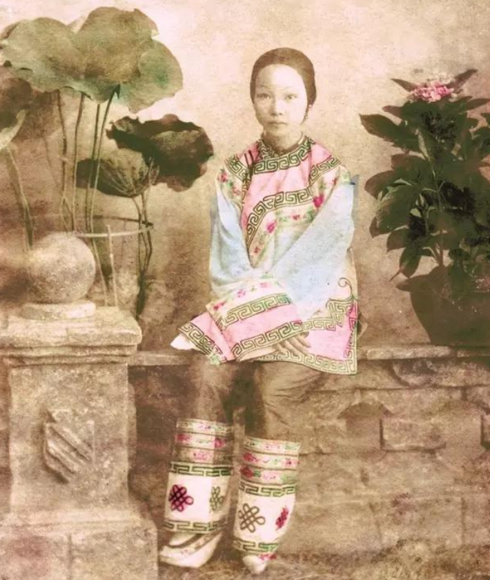 晚清民国旧照:图三是曾国藩孙女的婚礼,图五是平民的拜年照