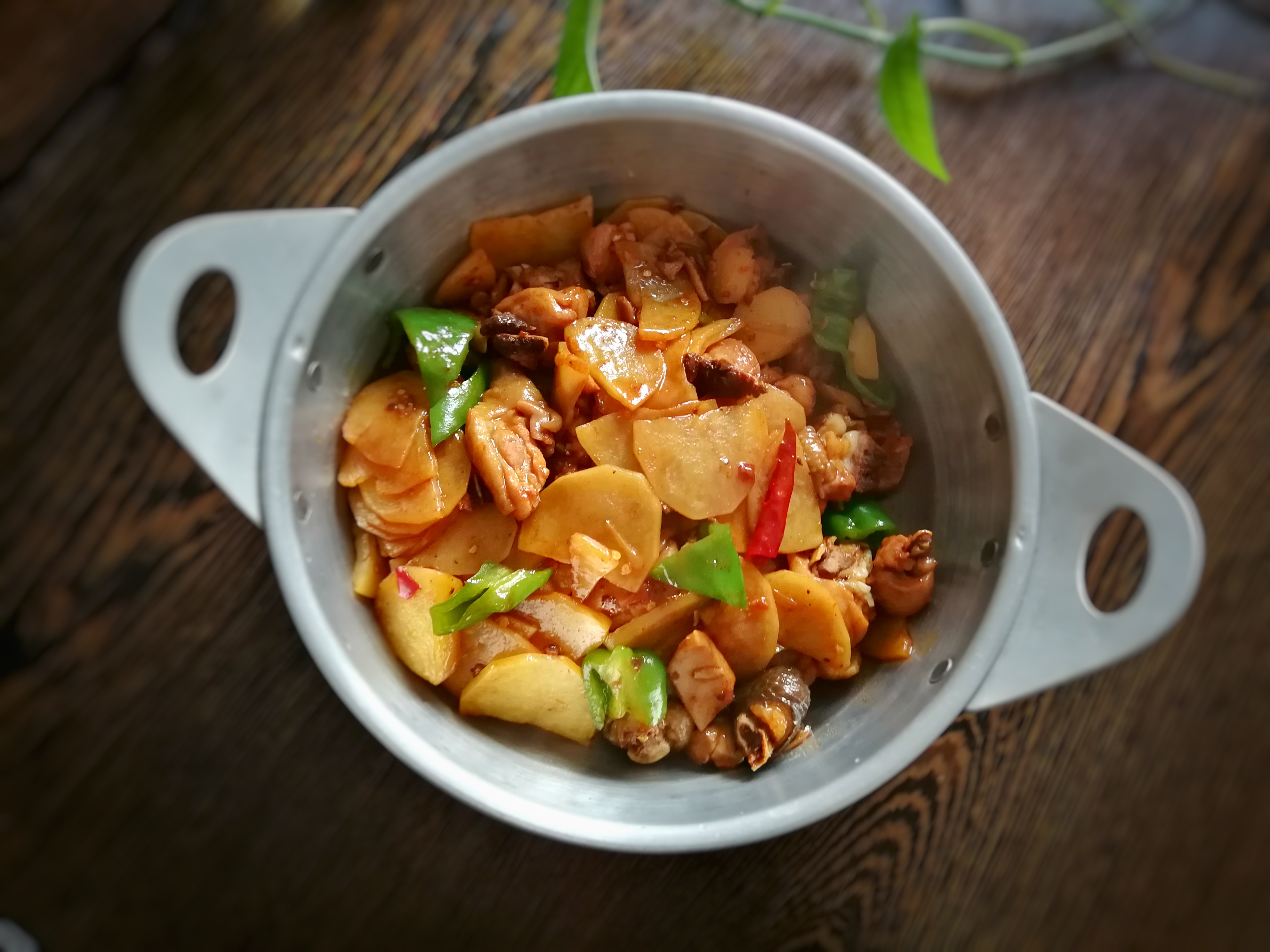 倒入沥干水的土豆片,快速翻炒,一直炒至土豆片七八成熟.