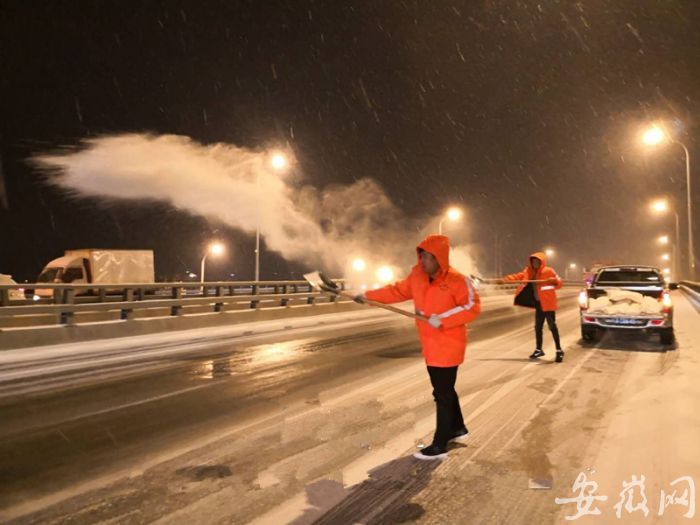 撒融雪剂防止路面结冰 合肥城管部门坚持少用慎用