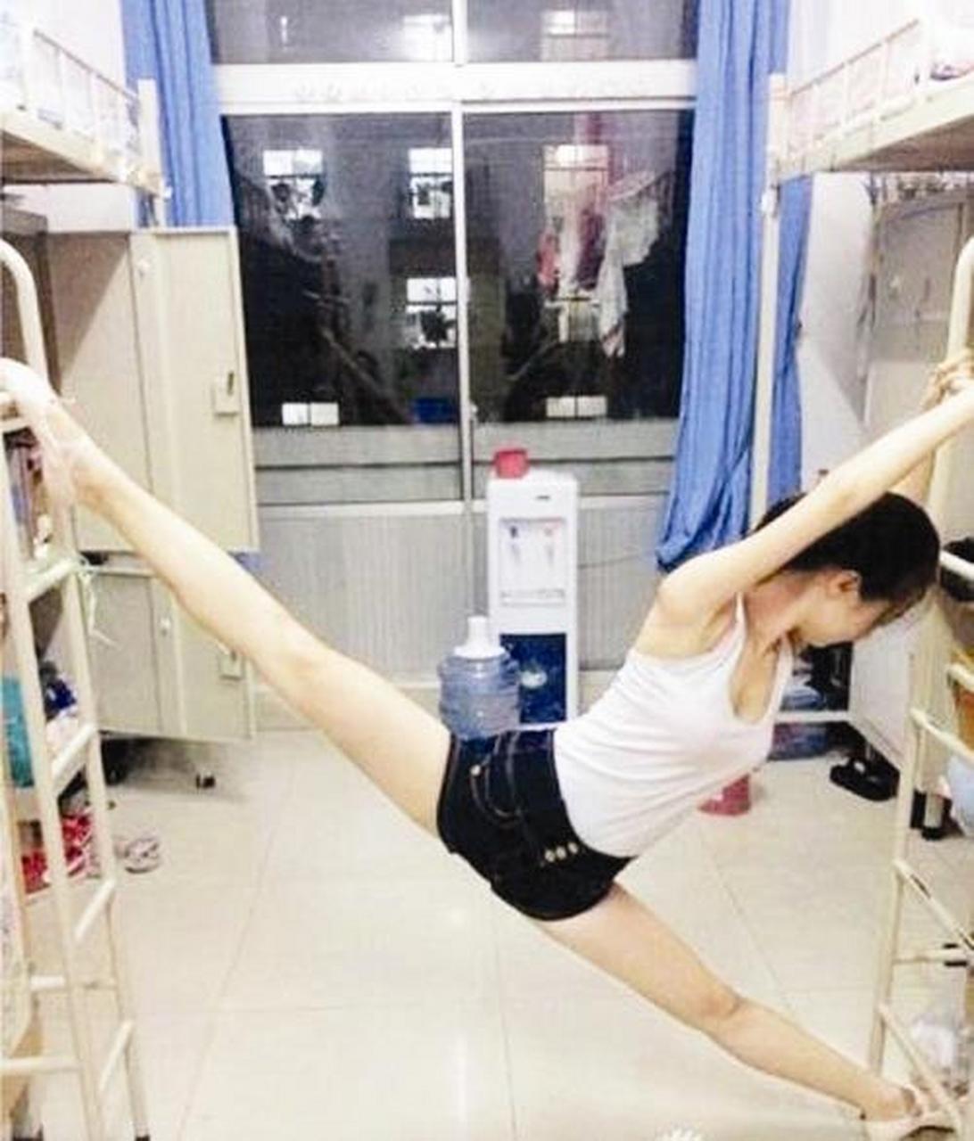 一字马美女分腿劈叉的优美姿势已经成为了一种时尚.