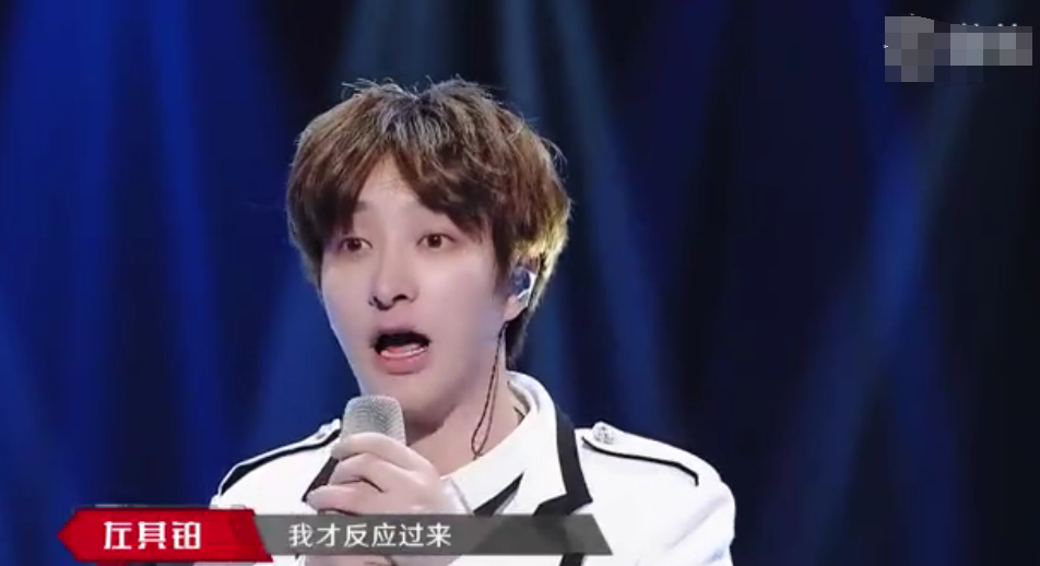 左其铂在邓紫棋面前唱说谎,邓紫棋直接翻了个白眼,很无奈!