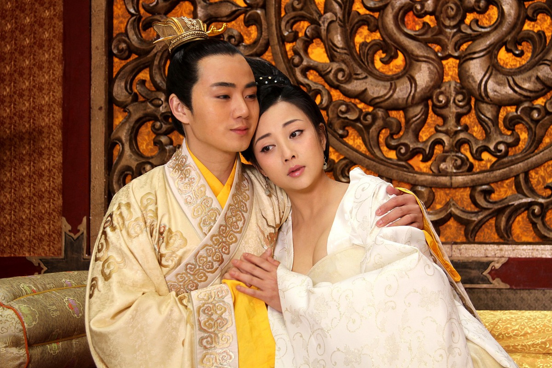 公元737年,52岁的唐玄宗看上了20多岁的儿媳杨玉环,就对儿子说:"朕想