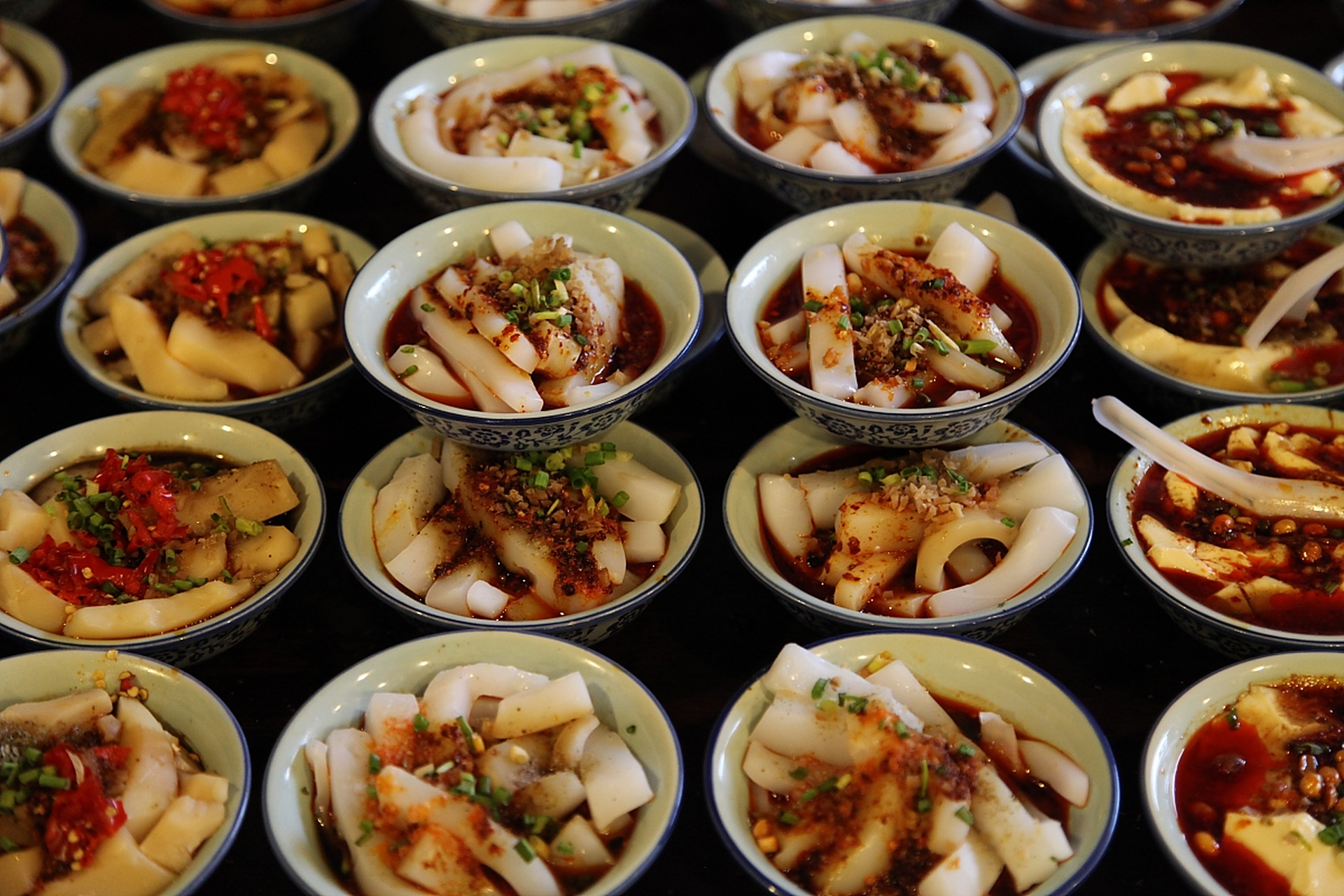 应县凉粉是山西省应县的一道传统美食,以其经济实惠,口感清爽,味道鲜