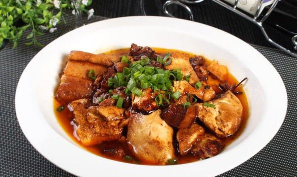 五花肉焖豆腐,一道美味的家常菜肴,赶快和朋友尝尝吧