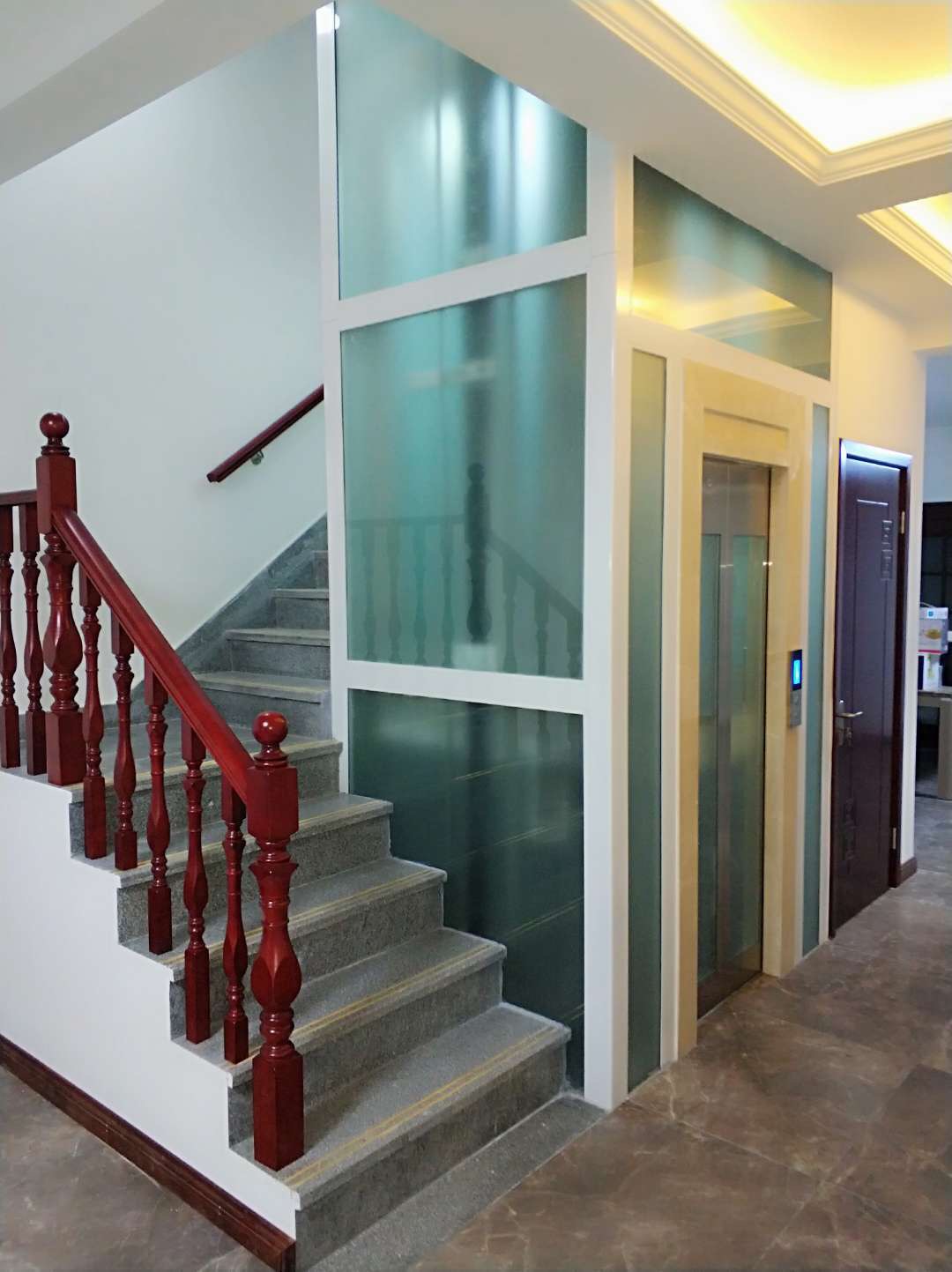 别墅楼梯和电梯组合图片