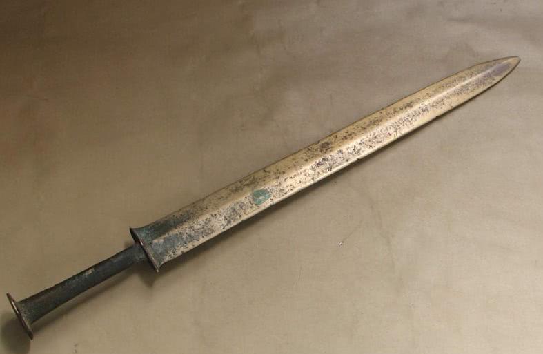 拥有"金属记忆"的神剑,被秦俑压弯了2000年,被挖出时突然变直