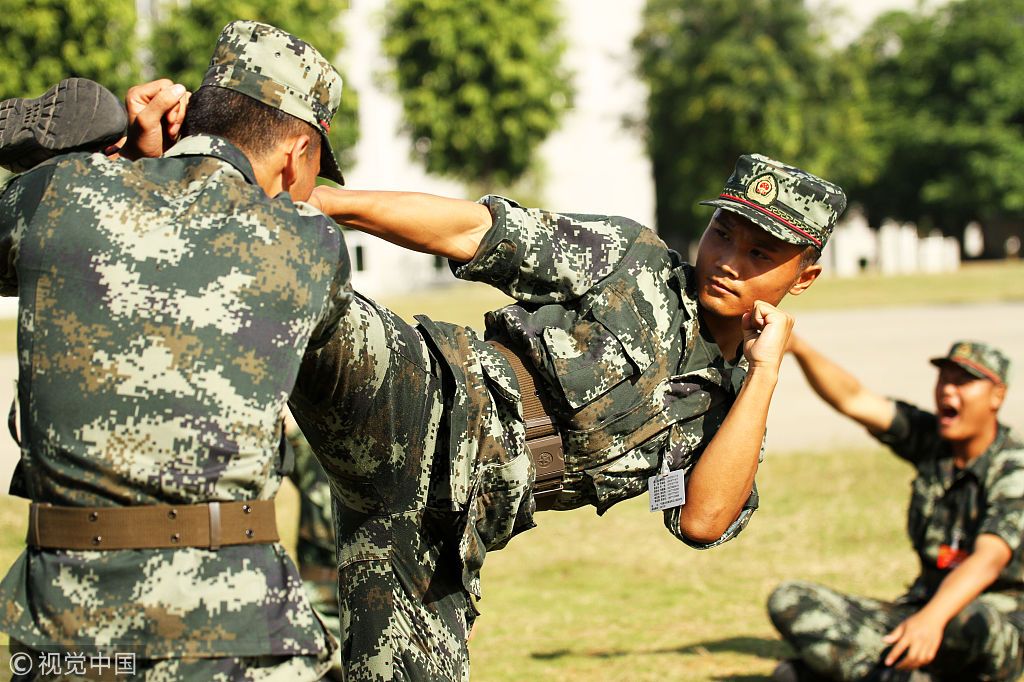 武警新兵柏超休息间隙展示腿法.  图片来源:王俞/视觉中国