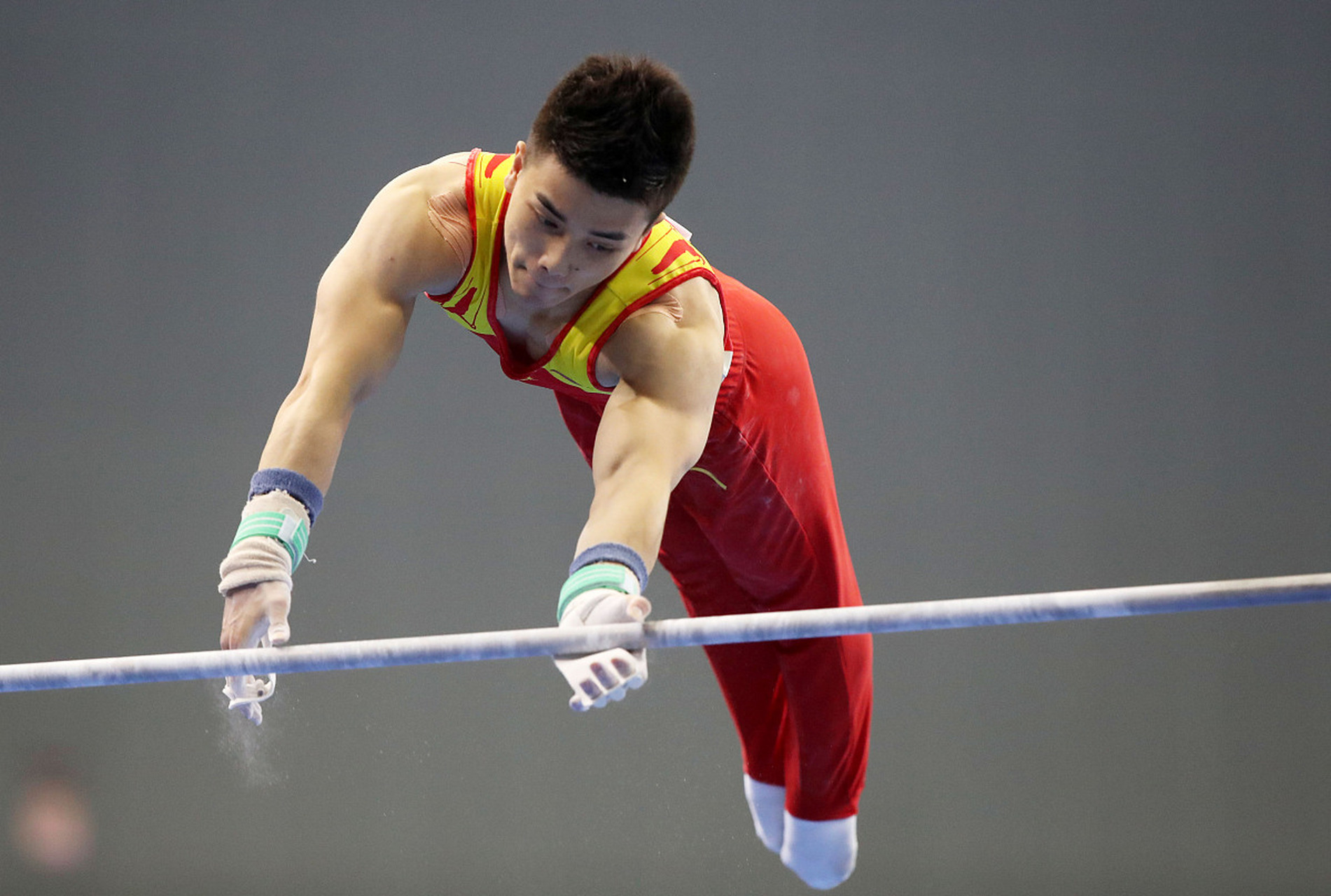 手心很容易出汗,涂"镁粉"后,汗液会被其吸收,可以增大运动员抓举器械