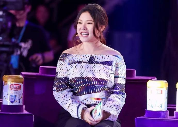 谢依霖晒孕妇照大方公开宝宝性别,看了大肚照不禁为她难过!