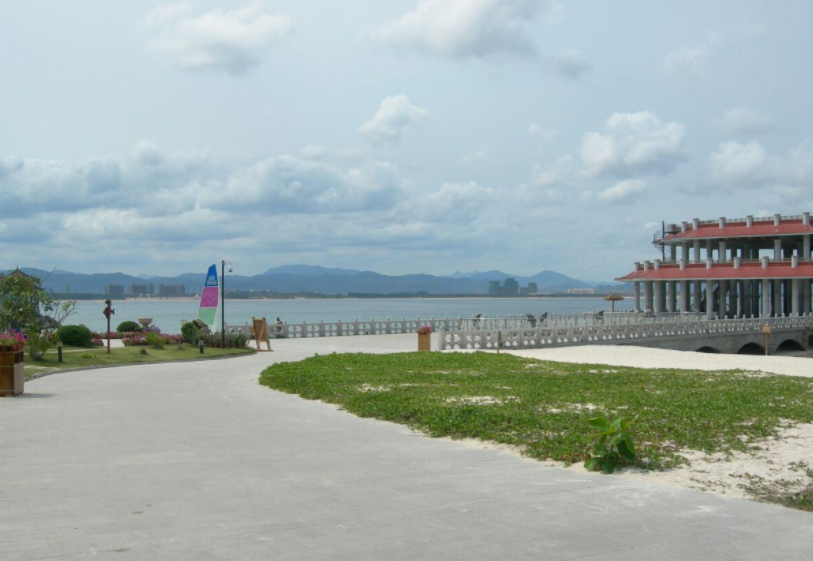 蜈支洲岛的情人桥是三亚市海棠湾镇蜈支洲岛风景点之一.