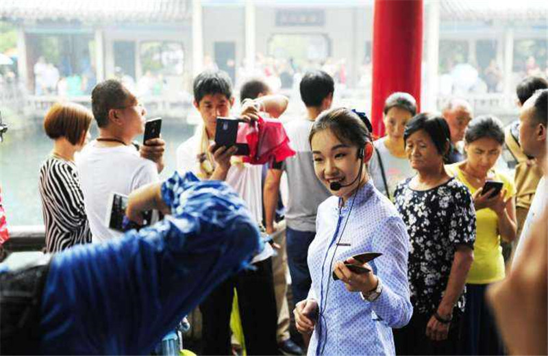 跟团游吃团餐时,为何导游会偷偷离开自己吃饭,美女导游无奈解释