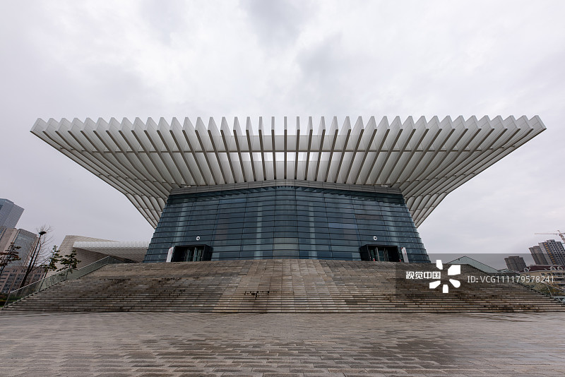 雨后的青岛大剧院展朦胧别致建筑美