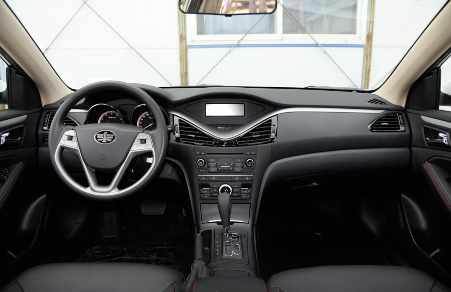 内饰的布局设计整体很好看,不过对我来说,实用才是好,内饰的用料和