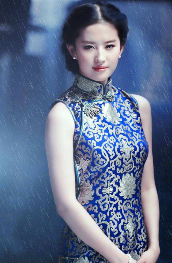 由于"谢大脚"一角被人们所熟知的于月仙也穿上了旗袍,她的旗袍有一只