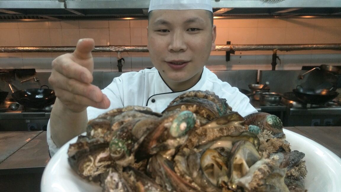 酒店大厨教你:“红烧鲍鱼”的宰杀处理全过程和烧制方法