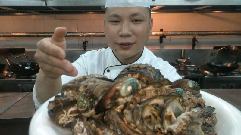 酒店大厨教你:“红烧鲍鱼”的宰杀处理全过程和烧制方法,美食,菜谱,好看视频