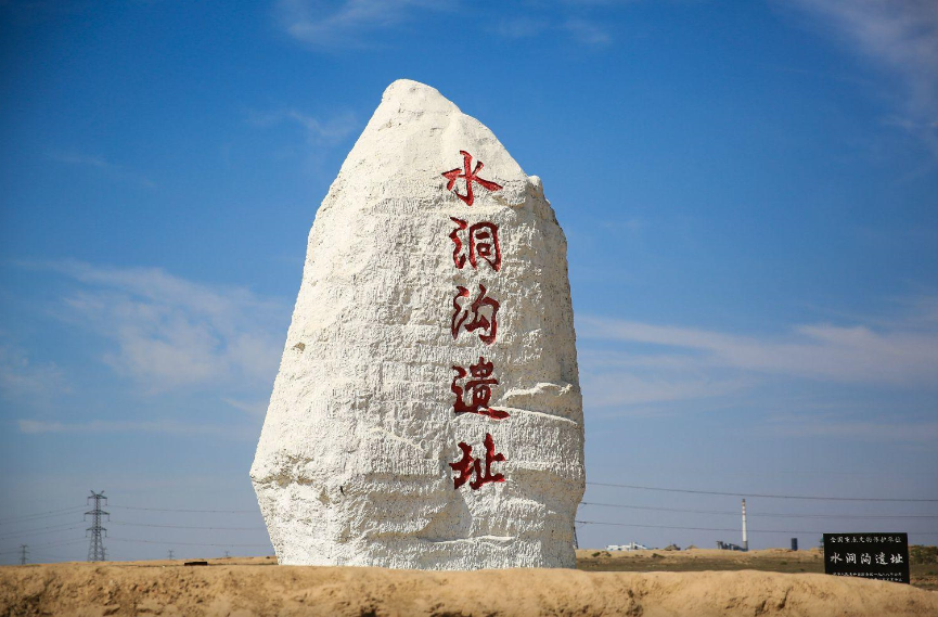水洞沟:有明代长城,城堡,藏兵洞,大峡谷等军事防御建筑等景观