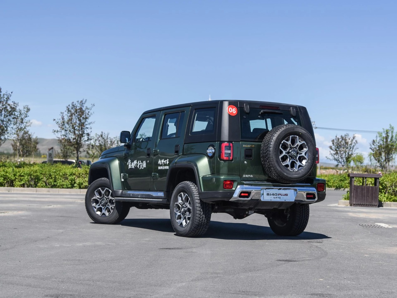 12万就可以买到的国产牧马人,还有2.3t的动力,内饰还豪华