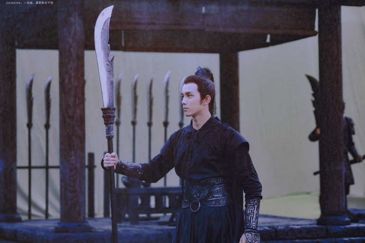 《影》最亮眼的是吴磊和关晓彤的对戏:杨平抚摸青萍脸颊时的眼神