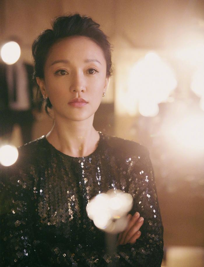 周迅晒与豪华房车合照,据悉价值380万,脚垫却非常接地气