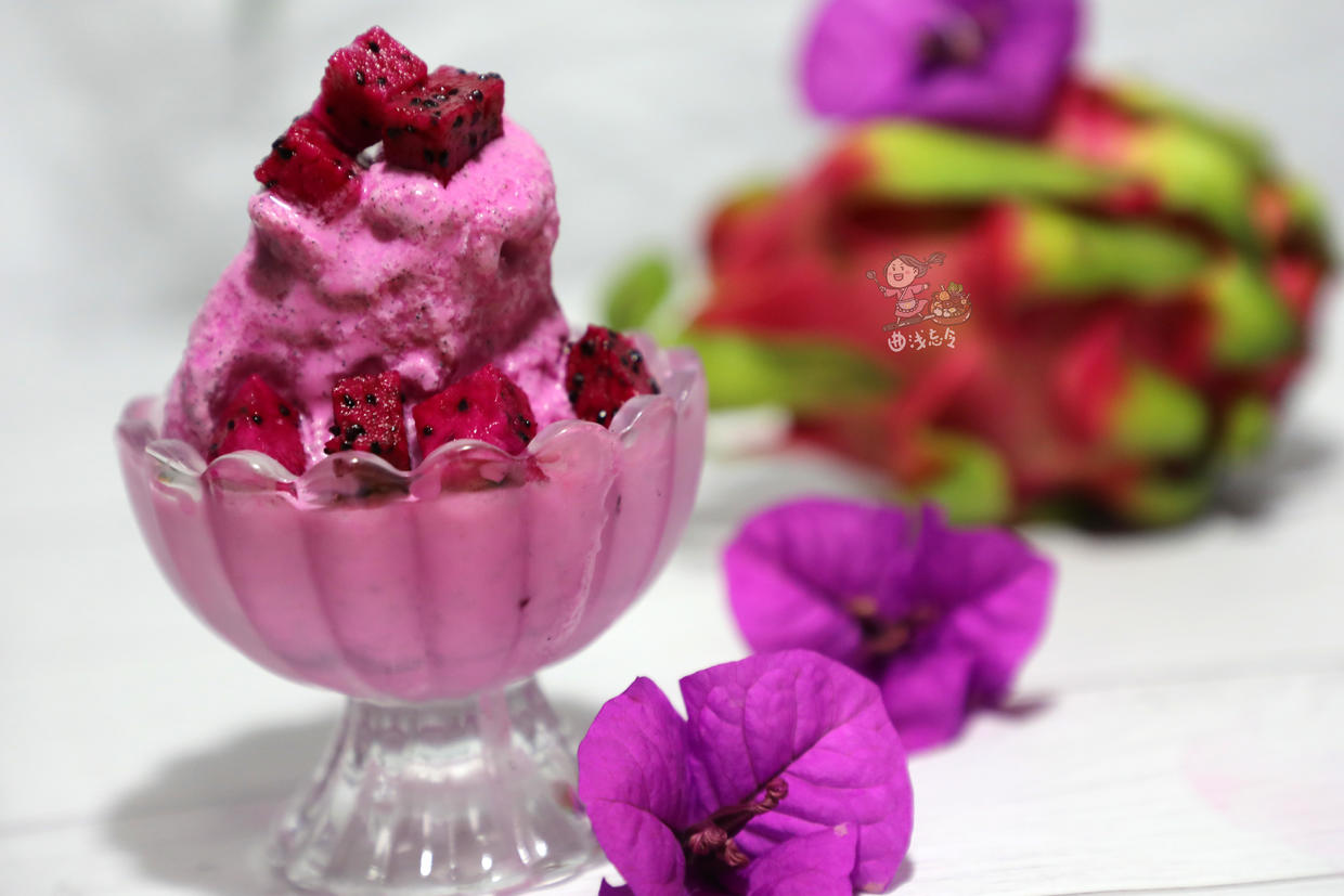 不是天真,而是天真热,嗨,来一份自制火焰山火龙果酸奶沙冰!