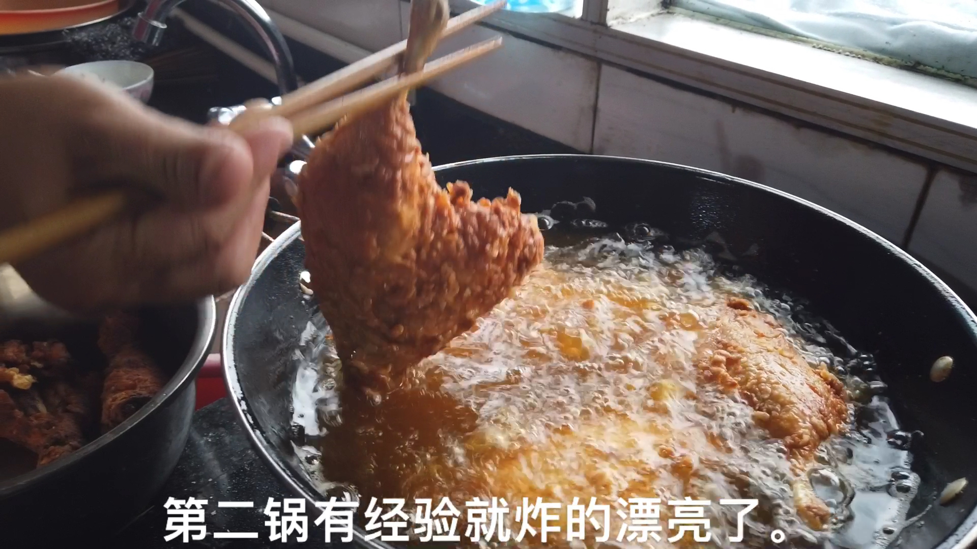 农村宝妈今天为孩子们做奥尔良炸鸡腿,美味又实惠,刚起锅就抢光