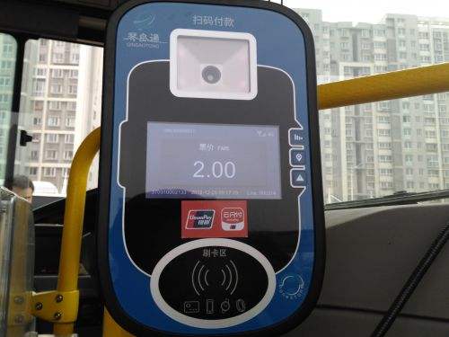 刷卡乘公交注意啦,卡片叠加机器先刷银联卡!