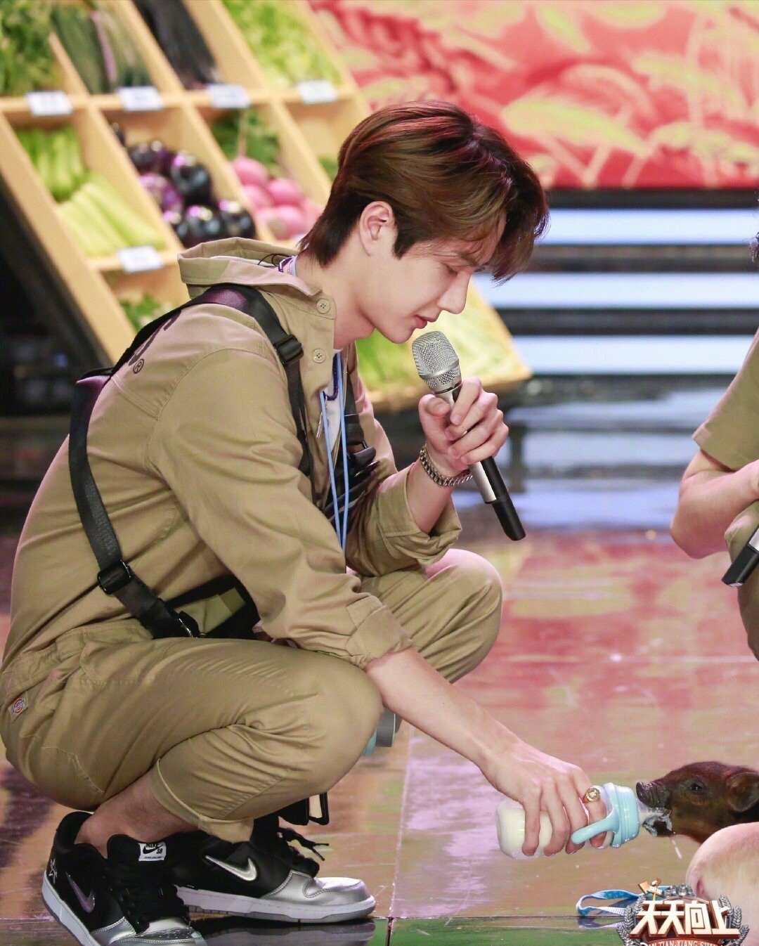 王一博下期现场脱鞋,一句马上就扔了,网友:还要穿着它赶机场