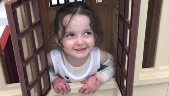 因为蝴蝶皮肤,小女孩被裹成木乃伊,洗澡要花两小时