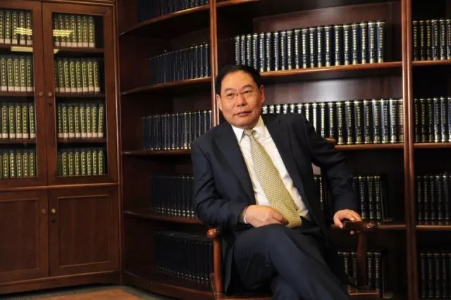 郑成良:【窗前的白玉兰】