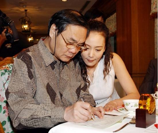 她是最悲惨琼女郎,孕期被男友抛弃,老公坠楼身亡,今60岁仍单身