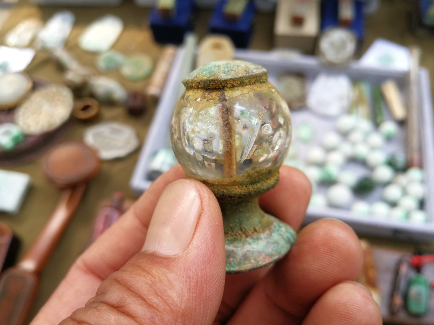 古玩市场上的老物件,看中了一件稀罕物,2百元大家看能入手吗