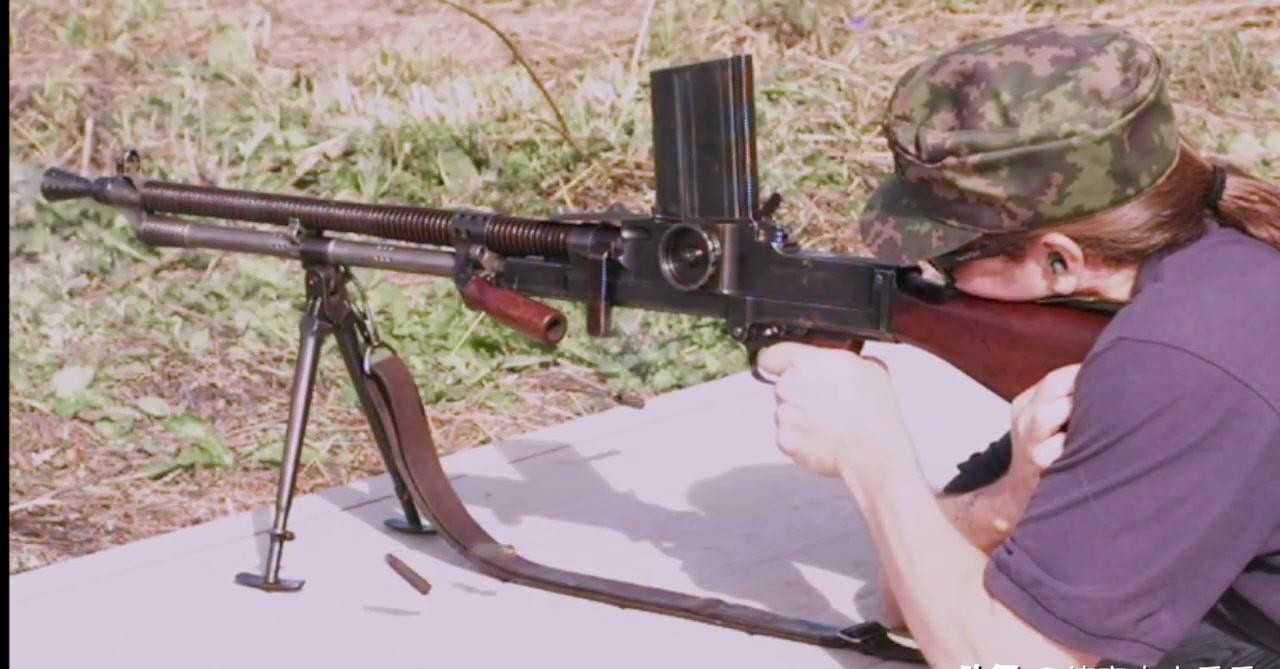 1927年,大沽兵工厂首先制出捷克式七九轻机枪.