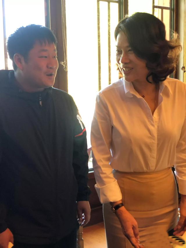 网红石榴哥晒董明珠合影,咬嘴唇成看点,网友:满脸藏不住的激动